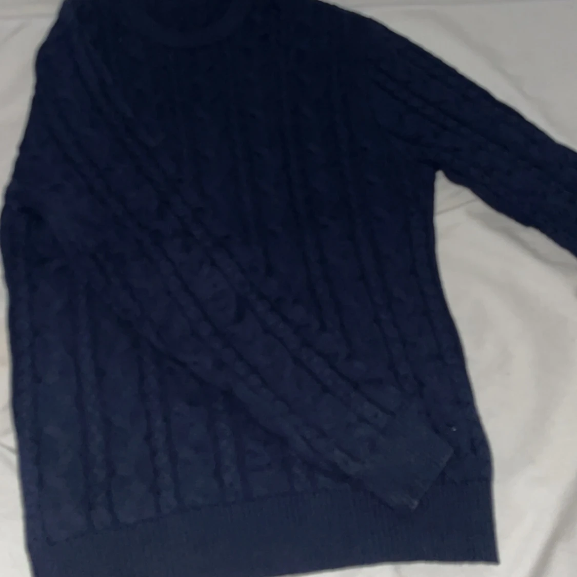 Mörkblå stickad tröja