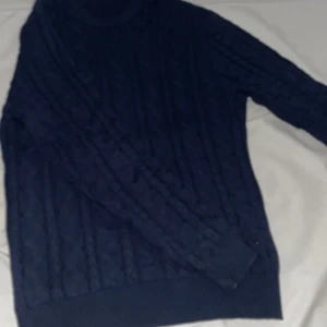 Mörkblå stickad tröja - Säljer en snygg mörkblå stickad. Lång armad bra, väldigt bra kvalitet. Köpt för 700 säljs för 100 