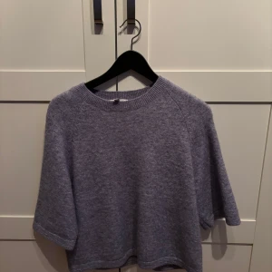 Blå stickad tröja - Mysig blå stickad tröja från Other stories sol tyvärr inte kommer till användning. Nypris 795kr💕