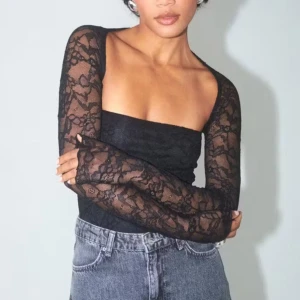 Spetstopp - Säljer min svarta Spetstopp från Gina Tricot som är slutsåld och säljs inte längre. Tröjan är använd fåtal gånger och är super fin nu till våren/sommaren💕