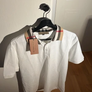 Burberry picke tröja  - Fint material aldrig använt den heller, prislapp på. Storlek L, kan passa M också. Mitt pris = 999 kr, priset är ej hugget i sten! 