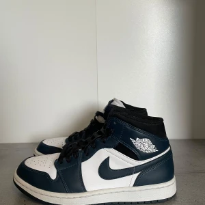 Nike Air Jordan 1 Mid - Säljer ett par Nike Air Jordan 1 Mid. De är knappast använda. Kommer utan låda. Priset går att diskutera.