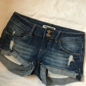 Lågmidjade jeans shorts  - Jättebra skick utan några som helst defekter 🤩🤩