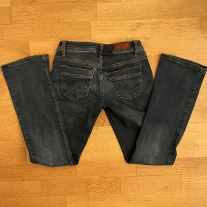 Valerie LTB jeans - Dom populära valerie ltb, nypris ca 700kr, priset kan diskuteras, skriv för mer frågor eller bilder.  🥰Har ett litet hål vid fickan som jag har sytt igen som man kan se på första bilden 