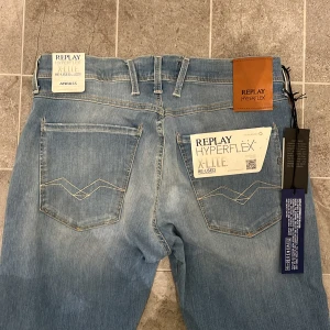 Replay Anbass Hyperflex (HELT NYA) - Säljer dessa nya Replay Anbass Hyperflex i storlek W30/L34| På etiketten står det 32/36 men måtten är 110cm i byxben, och 37cm i midja så skulle rekommendera till folk med storlek 30/34| Passar perfekt på min pappa som är 183cm| Skick: HELT NYA, alla tags är kvar| Nypris: 1699kr| Kontakta vid minsta fråga eller fundering.