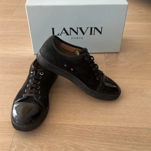 Lanvin Captoe: 43 - Säljer mina lanvin skor i toppskick i storlek 43. Orginalbox medföljer. Om ni har frågor eller funderingar är det bara att höra av sig!😊Va inte rädda för att skicka bud🍂