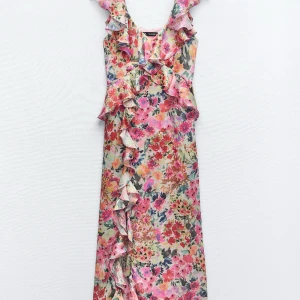 Blommig klänning - Superfin blommig långklänning från Zara i storlek S, använd max 3 gånger så i princip nyskick🩷💛💚🧡