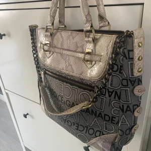 Dolce gabbarna vintage väska - D&G väska som inte används, utan vill bli av med den!! Om ni har frågor kring storlek och annat så är det bara att skriva!  .