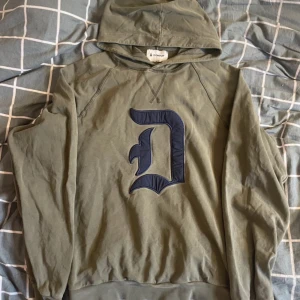 Dondup hoodie  - Säljer en olivgrön hoodie från Dondup som ser riktigt nice ut och är i top skick. Storlek S 