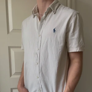 Ralph Lauren skjorta - Skick 8/10 ||  Nyskick || Modellen är 180, 72 kg || Kom med frågor! Storlek ” L”  lite tjockar i materialet vilket ger en mer lyx vibe