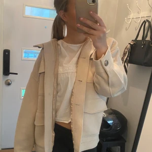 Beige kappa  - Super snygg beige kappa med knappar från other stories! Helt oanvänd💕