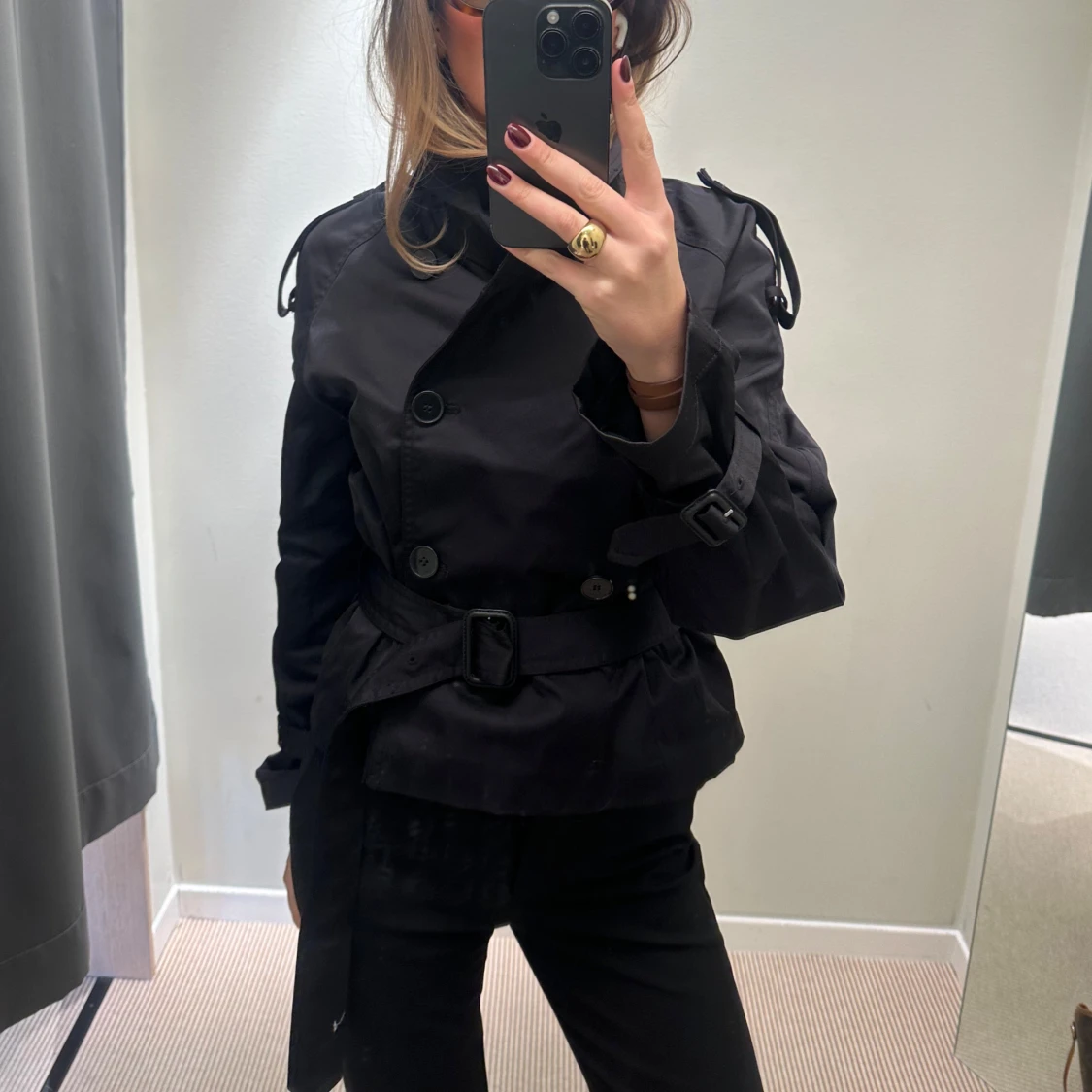 Svart trenchcoat med bälte - 1