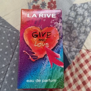 Give Me Love Eau de Parfum från La Rive - Parfymen Give Me Love från La Rive kommer i en färgstark förpackning med ett hjärta och texten 'Give me Love'. Flaskan innehåller 30 ml eau de parfum och är tillverkad i Polen. Doften är framtagen för kvinnor. Helt ny