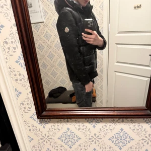 Moncler cardigan  - De är en defekt där fram som man ser på bilden utöver de är den i bra skick skriv om ni undrar nått modellen 185cm