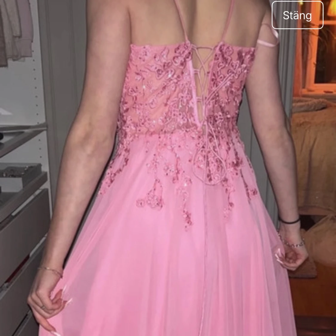 Rosa  balklänning  med spetsdetaljer - 2