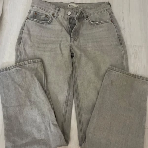 Grå jeans från Gina - Snygga grå jeans från Gina tricot!  Dom är low- midwaist och är raka i modellen!