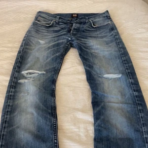 Unika Lee jeans  - Supersnygga unika jeans från Lee, lågmidjade med straight passform. I storlek W30 L32, säljer då dom är för små! 