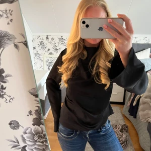 Svart långärmad blus från hm - Säljer en svart långärmad blus från hm. Blusen har en rak passform och är tillverkad i ett mjukt, lätt material. 