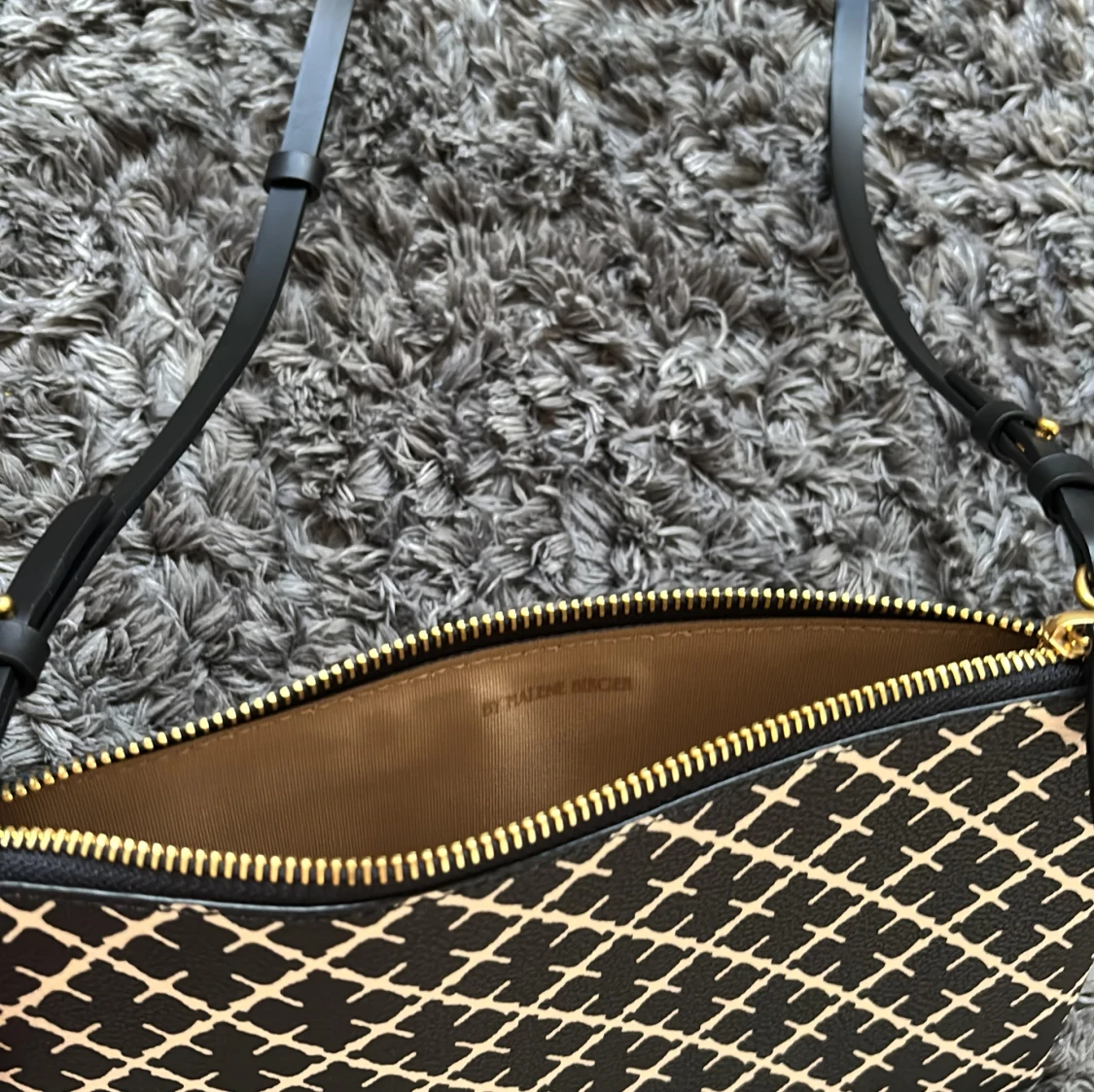 Svart axelväska med vitt rutmönster från By Marlene Birger - 2