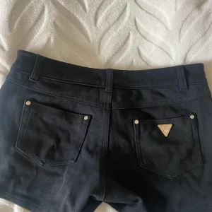 Lågmidjade jeansshorts  - Svarta jeansshorts, med klassisk femficksdesign och stretch som gör dom bekväma. Shortsens bakficka har en snygg logga  i metall. Perfekta för varma dagar och enkel att matcha med olika toppar.❤️