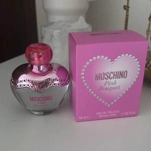 Moschino Pink Bouquet parfym 50ml - Moschino Pink Bouquet parfym. Doften är feminin och fräch perfekt för dig som gillar söta och blommiga parfymer. 50ml, aldrig använd, nypris 650kr.