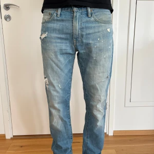 Levi’s jeans 32/32  - Nu säljer vi ett par designrika och stilrena levis jeans i storlek 32/32. Skick 9/10. Pris: 349kr. Modell: Levis 511. Designade av RetroRejeans 