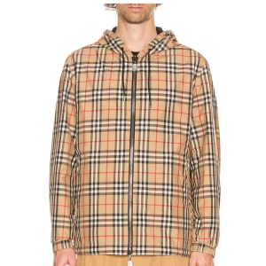 Beige rutig vindjacka med huva från Burberry pris kan diskuteras - Stilren vindjacka i klassiskt beige rutigt mönster från Burberry. Jackan har huva, dragkedja framtill och svarta detaljer. Perfekt för dig som vill ha en ikonisk look med streetkänsla.