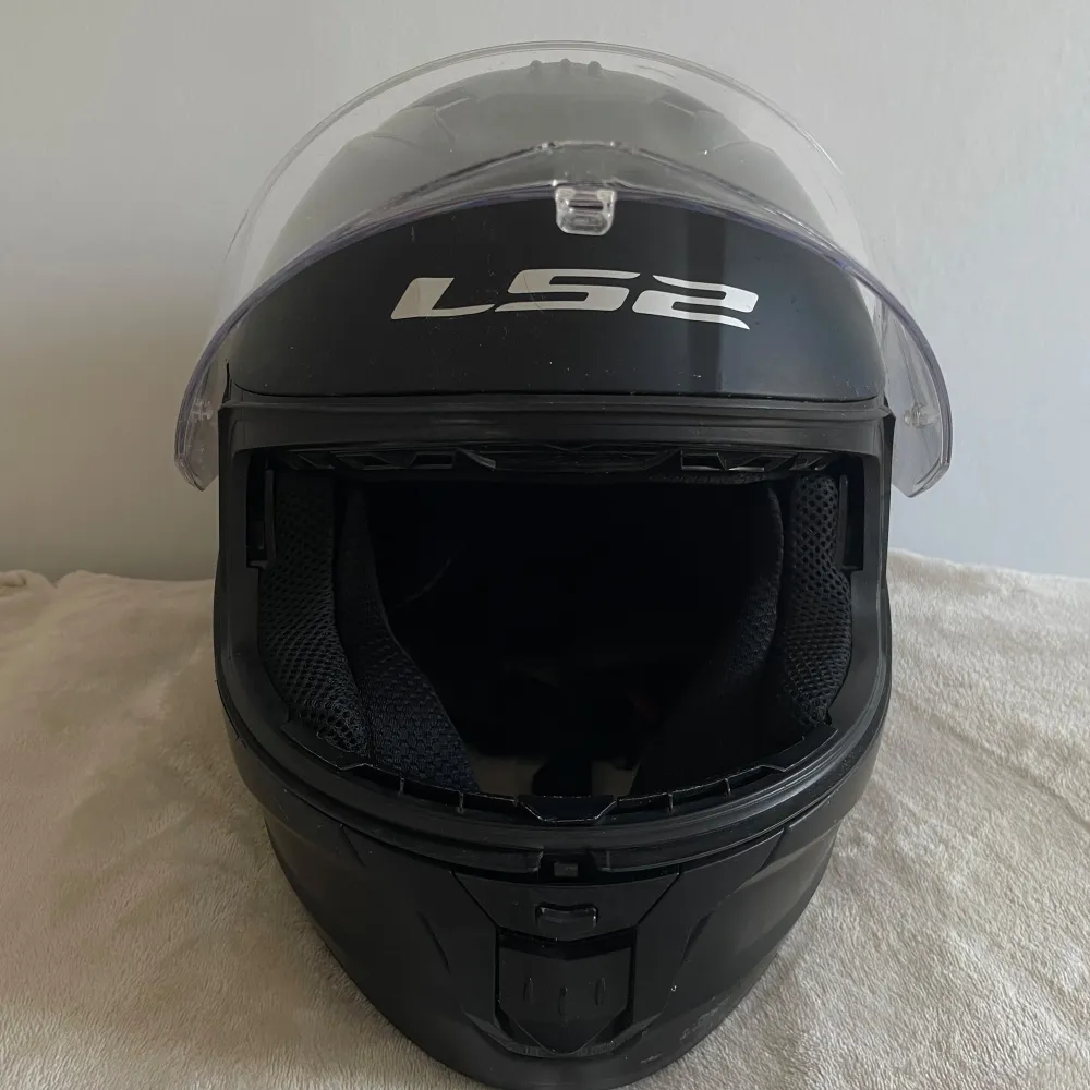 Säljer en svart hjälm från LS2, modell Stream II. Hjälmen har en klar visir och ventilation upptill. Perfekt till nu när moppe säsongen drar igång!. Asusteet.