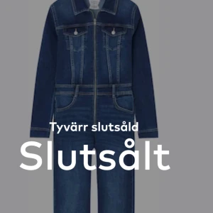 Mörkblå jeansjumpsuit - Snygg mörkblå jeans jumpsuit med dragkedja i strl M. Har bara haft på mig den i ett tillfälle.  Säljer eftersom att den inte är riktigt min stil. Är 169 och den är väldigt lång. Skriv om ni vill se den på. Den är köpt för 500 säljer för 300.