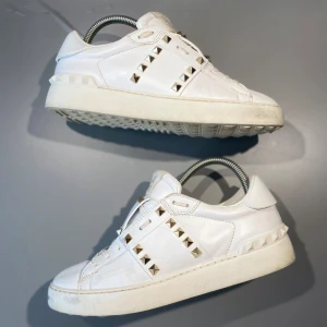 Valentino Skor - Hej! Säljer nu mina skor från märket Valentino, storlek 38.5 bra skick, givetvis äkta. Tveka inte på att höra av dig om du har frågor eller funderingar kring skorna! 