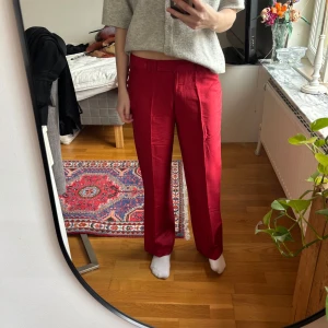 Röda kostymbyxor från Lene Sand - Snygga röda kostymbyxor från Lene Sand (sand copenhagen) med raka ben.