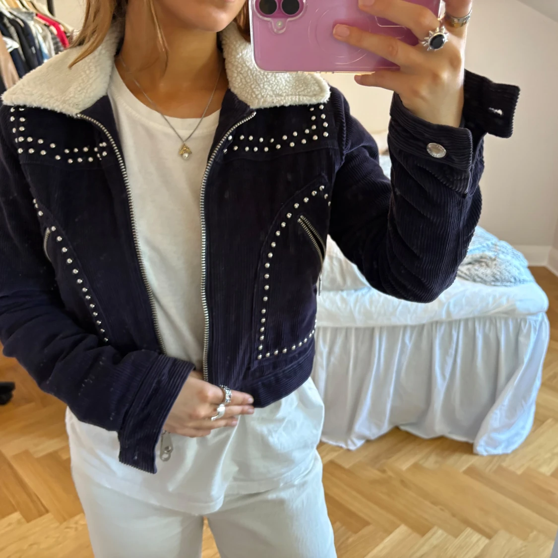 Mörkblå manchesterjacka med fuskpäls från Rebecca Minkoff