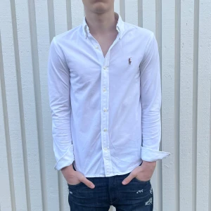 Ralph Lauren skjorta - Säljer denna riktigt snygga skjorta från Ralph Lauren i storlek S❗️Skjortan är i toppenskick✅ Lite liten i storleken och sitter mer som en XS. Tveka inte att höra av dig!