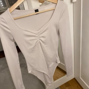 Vit body - En vit body, endast använd en gång, storlek xs