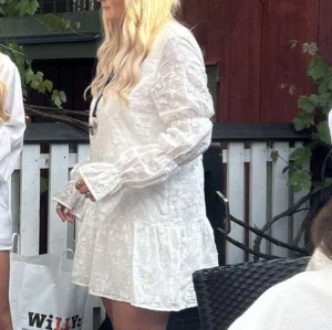 Vit blommig klänning - Säljer nu min OTROLIGA studentklänning ifrån Nakd, endast använd och tvättad en gång🤍Fortfarande väldigt fint skick!