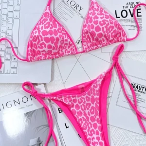 Rosa leopardmönstrad bikini med knyt - Rosa bikini med leopardmönster, råkade beställa, aldrig testad eller så. 