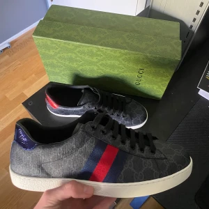 Gucci Ace Skor - Gucci ace skor i storlek 45, köpta förra året men är nästan som nya😀 Box medföljer💫 Skriv om ni vill ha fler bilder eller har frågor💬  