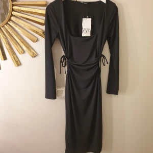 Klänning  - Klänning med cut out och justerbara snörning. Helt ny med lappen kvar. Från Zara.