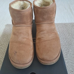 UGG CLASSIC MINI - Har använts under vintern men passar inte längre. Köpta för 2400kr men har fått lite fläckar speciellt på högerskon och är lite slitna på insidan. Fortfarande jättesköna och varma🩷 