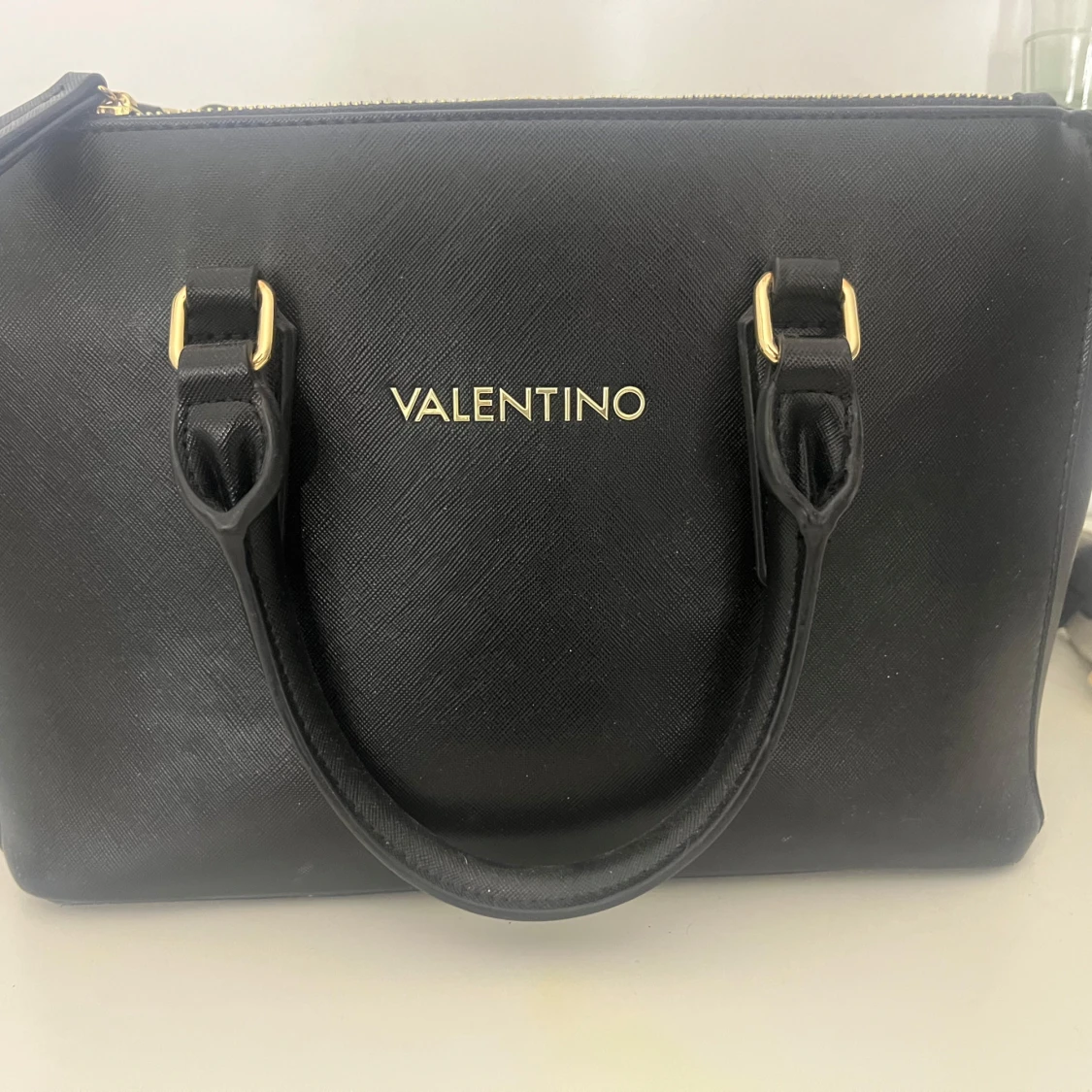 Svart handväska från Valentino