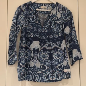 Odd Molly Blus - Mönstrad blus från Odd Molly, storlek 1. Blå/ vita färger. 