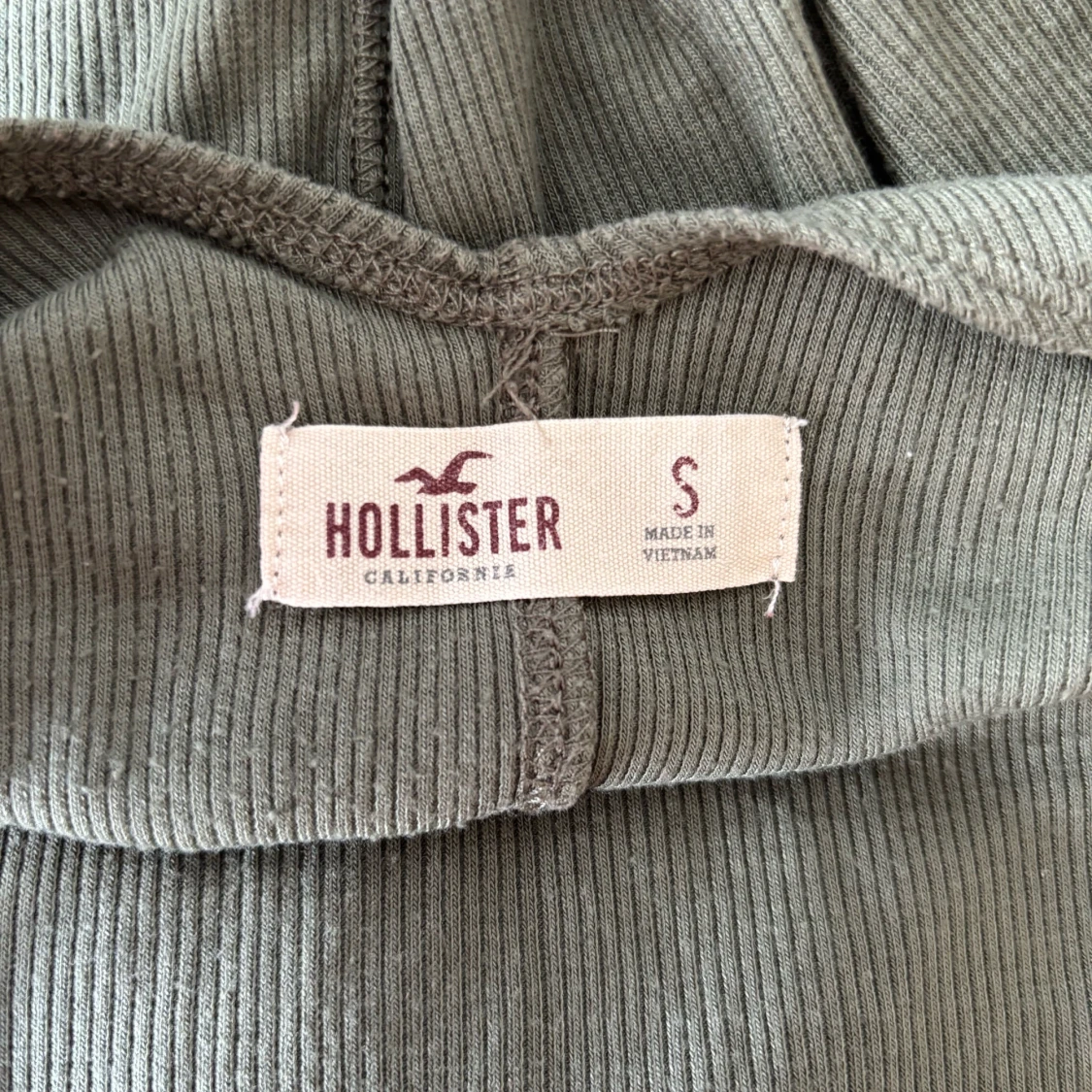 Olivgrön ribbad topp  - 2