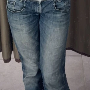 Blåa bootcut jeans - Lågmidjade blåa bootcut jeans. Storlek 36