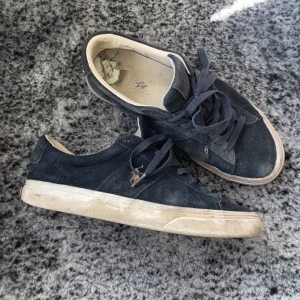 Mörkblåa sneakers från Polo Ralph Lauren - Säljer ett par mörkblåa sneakers från Polo Ralph Lauren. Skorna har en ovandel i mocka och snörning framtill. Lite små slitna men en riktigt skön sko. Priset är diskuterbart😃