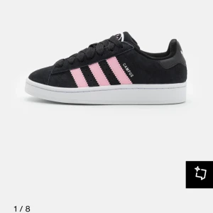 Adidas Campus sneakers med rosa ränder - Svarta Adidas Campus sneakers med klassiska tre rosa ränder på sidan och vit sula. Nyskick då jag använt dem endast runt 5 ggr. Säljer då jag köpt andra skor jag vill använda. Kontakta för fler bilder och de är köpta från Zalando för ca 1200
