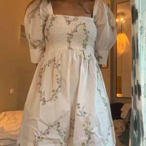Ganni klänning  - Somrig klänning från Ganni, aldrig använd med lappen kvar!🌸 