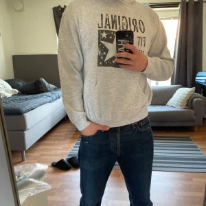 SCNDI hoodie storlek M - Säljer en grå SCNDI hoodie i storlek M använd fåtal gånger så den är i ett bra skick. Det är bara att höra av sig vid frågor.