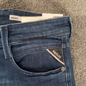 Mörkblå Replay Anbass jeans - Nya Replay jeans storlek 30/32 skriv i dm för fler bilder eller frågor.