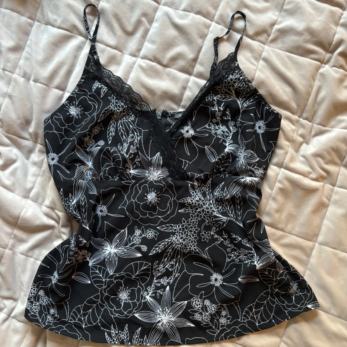 Svart blommigt linne