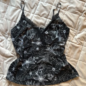 Svart blommigt linne - Snyggt svart linne, jag har haft på mig några gånger men inga defekter. Storleken är M men passar nästan alla storlekar. Skriv för fler bilder !!🥰🥰